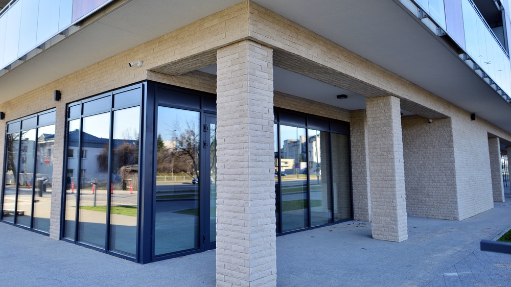 local comercial amplio esquinero visible