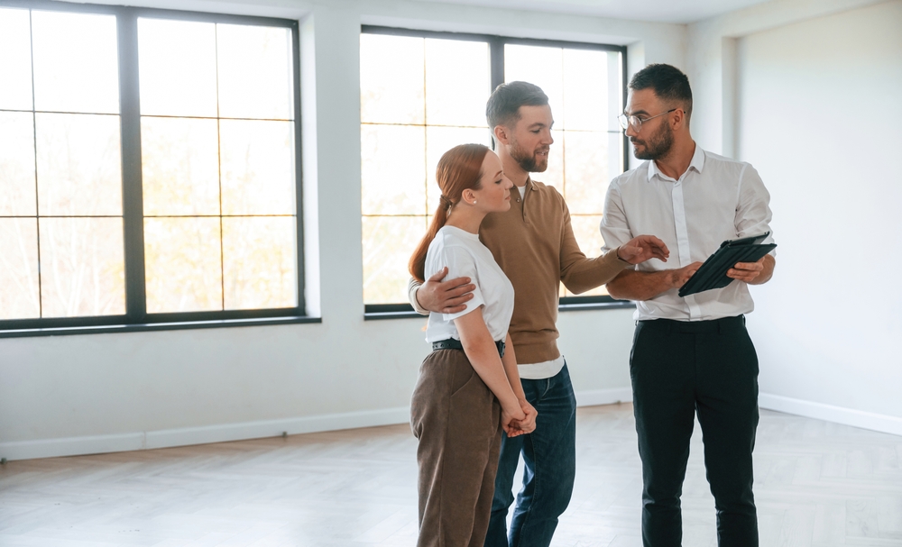 asesor pareja clientes inmobiliaria nuevo apartamento